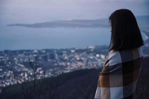 Ekose içinde sarılı kadın — Stok fotoğraf