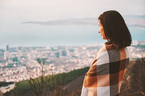 Femme enveloppée dans du plaid — Photo