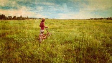 Bisiklet ile yürüyen kadın