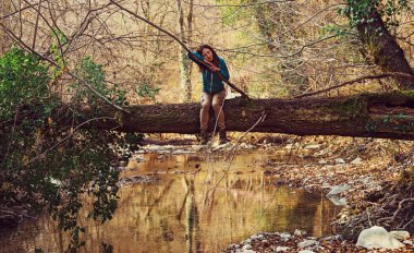 Gövdede Nehri üzerinde oturan kadın