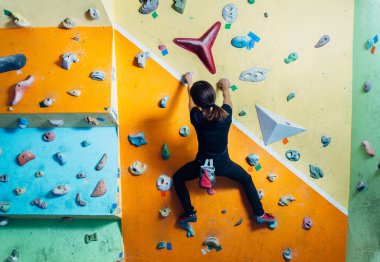 Uygulama duvara tırmanma kız