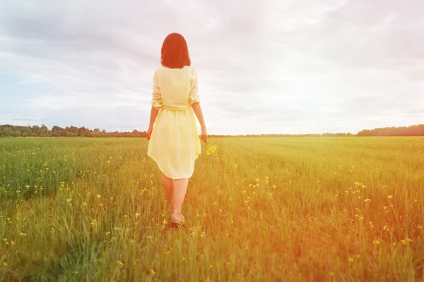 Woman walking on summer meadow — Stock Photo, Image