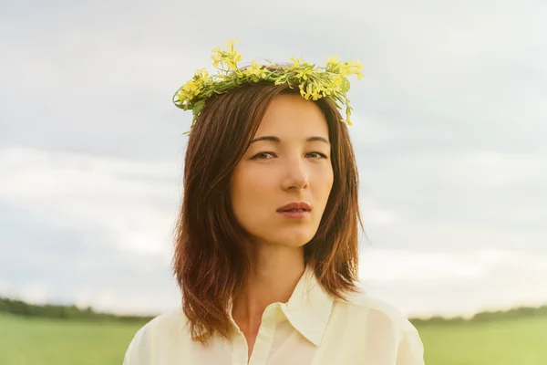 Femme avec une couronne de fleurs — Photo