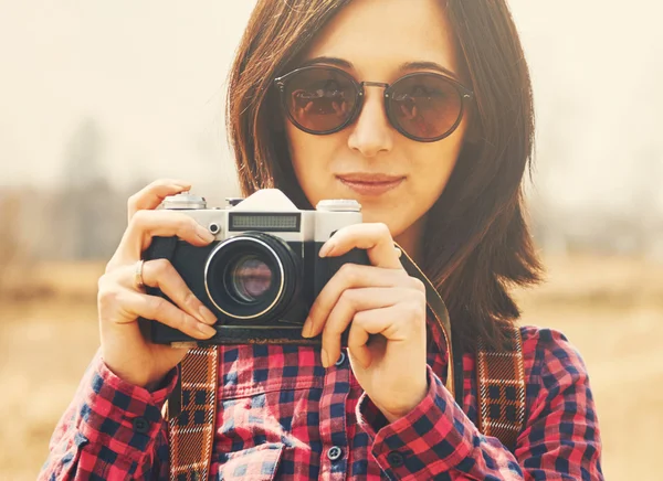 Mulher com câmera de foto vintage — Fotografia de Stock