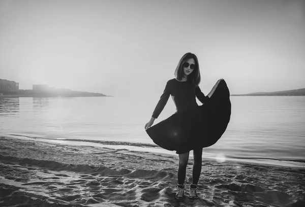 Nő a tengerparton öltöztetős — Stock Fotó
