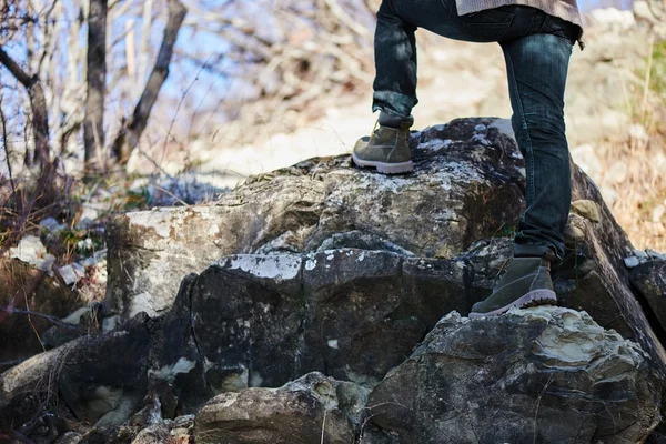Wandelaar vrouw omhoog gaan op rots — Stockfoto