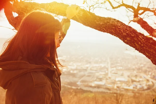 Mujer mirando la ciudad desde la colina —  Fotos de Stock