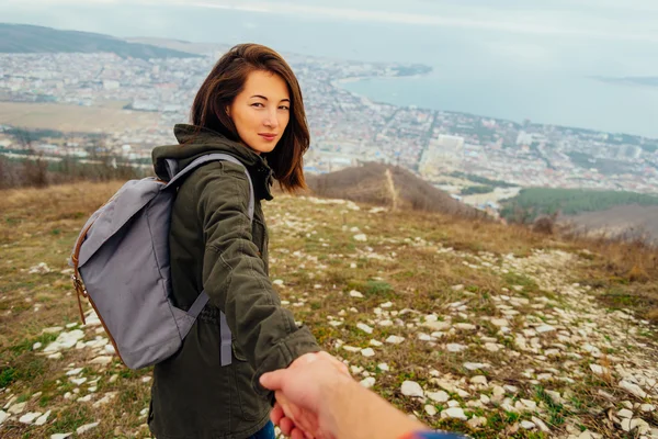 Traveler kvinnan höll mannens hand — Stockfoto
