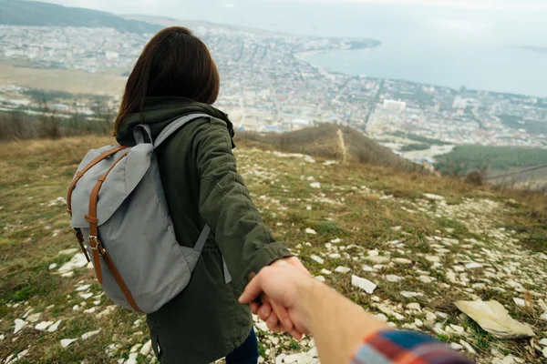 Caminhante mulher segurando a mão do homem — Fotografia de Stock