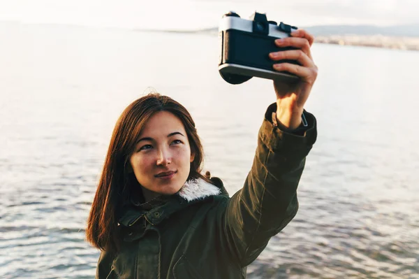 Donna prende autoritratto sulla costa — Foto Stock