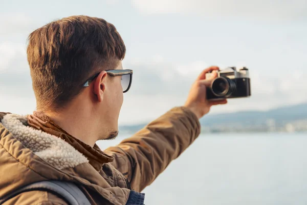 Man takes self portrait on coastline — Stock Photo, Image