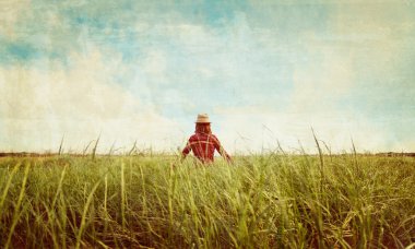 Hippi kız yaz çayır, vintage görüntü üzerinde yürüyüş