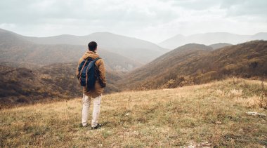 Sırt çantası tepe olan adam