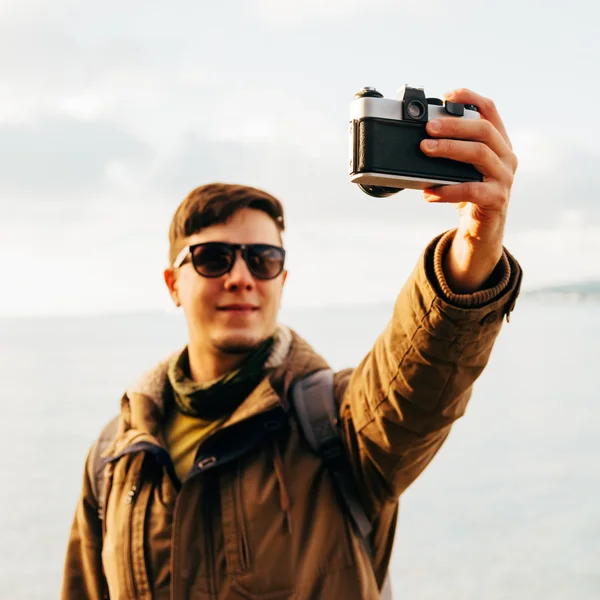 Man takes self portrait on coastline — Stock Photo, Image