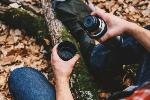 L'uomo versa il tè dal thermos — Foto Stock