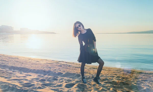 Meisje in jurk op strand — Stockfoto