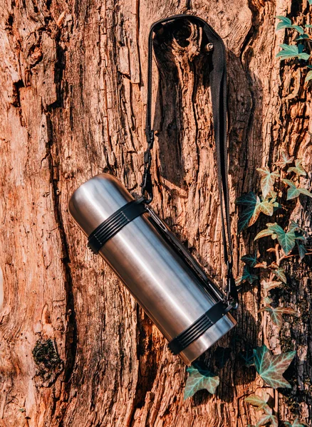 Thermos opknoping op een boom — Stockfoto