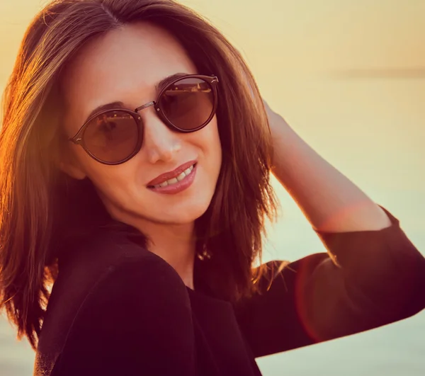 Vrouw met lange haren in zonnebril — Stockfoto