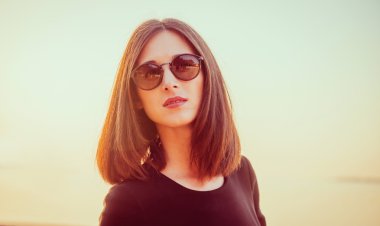 güneş gözlüklü esmer kadın