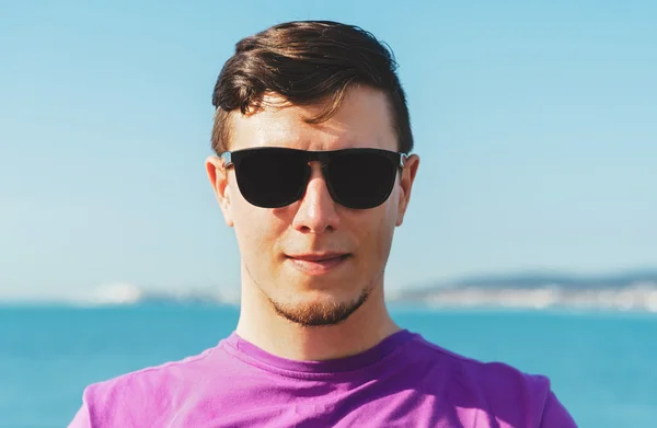 Młodzieniec w okularach przeciwsłonecznych — Zdjęcie stockowe