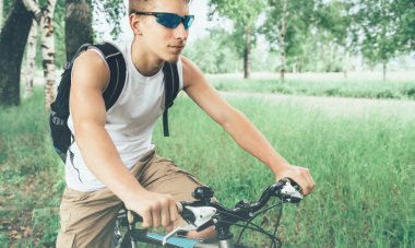 Genç bisikletçi bisiklet sürme