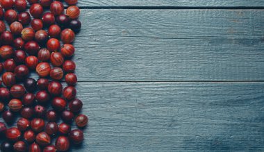 Çilek bektaşi ahşap arka plan üzerinde