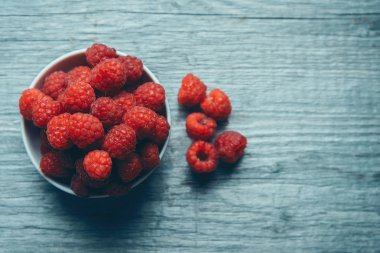 Bir kasede taze ahududu.