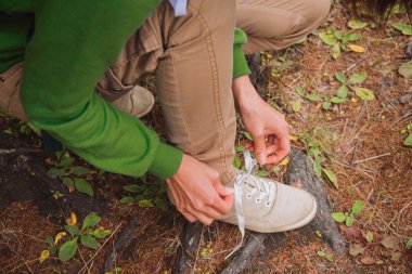 Kadın açık bir ayakkabı bağcığı bağlama
