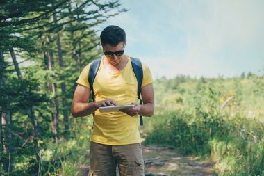 Tablet Pc ormanda çalışan adam