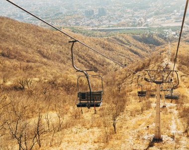 Dağın üzerinde boş teleferik