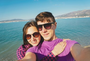 Fotoğrafları kendi kendine portre çekici çift