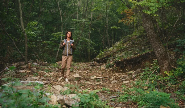 Caminante mujer caminando en el bosque de verano — Foto de Stock