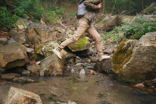 Female hiker crossing a creek — Stock Photo, Image