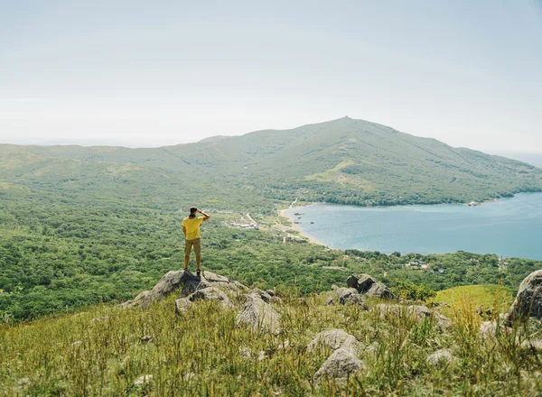 Wandelaar man op zoek naar afstand tot berg — Stockfoto