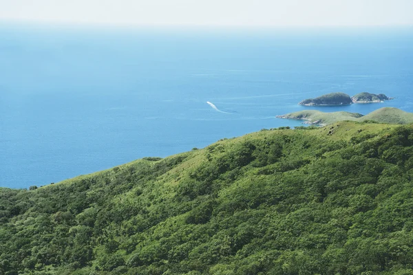 摩托艇在海面上帆从岛 — 图库照片