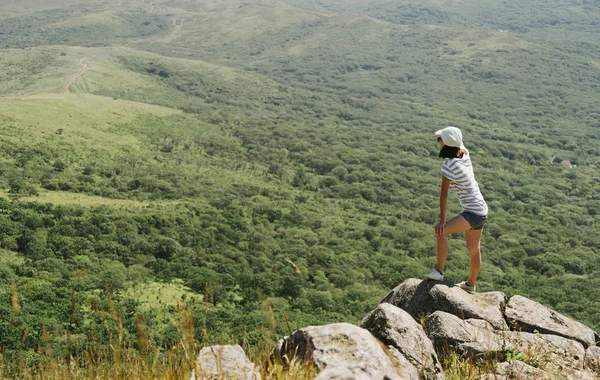 Caminante mujer de pie en el pico de roca — Foto de Stock