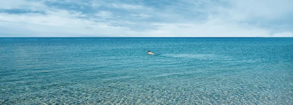 Mujer haciendo snorkel con máscara en el mar — Foto de Stock