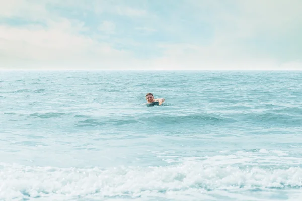 Hombre feliz nadando en el mar — Foto de Stock