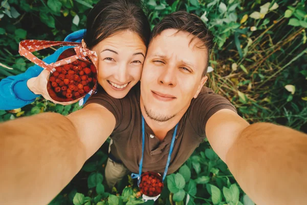 Pareja tomando autorretrato con frambuesas — Foto de Stock