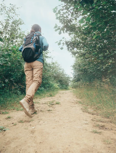 Femme randonneuse marchant sur le sentier en forêt — Photo