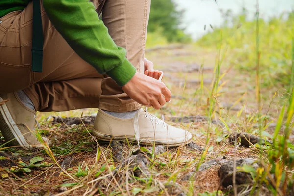 Hiker woman tying a shoelaces — Stock Photo, Image