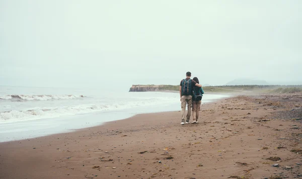 Pareja amorosa caminando en la playa — Foto de Stock