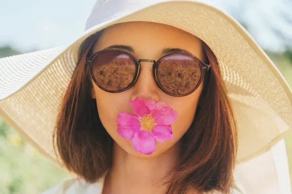 Beautiful woman with flower — Stock Photo, Image