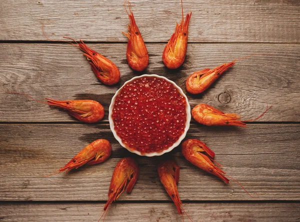 Boiled shrimps with red caviar — Stock Photo, Image