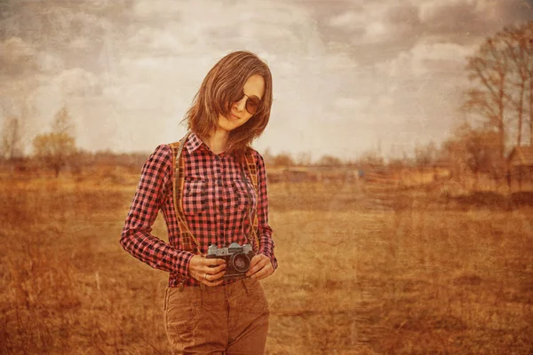 Menina com câmera de foto vintage — Fotografia de Stock