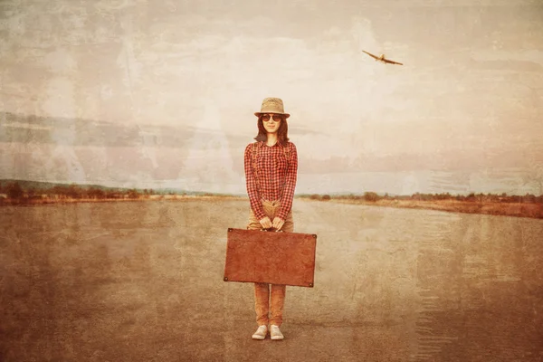 Cestovatel žena s kufrem — Stock fotografie