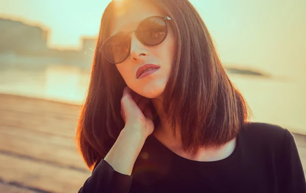 Brunette femme en lunettes de soleil — Photo