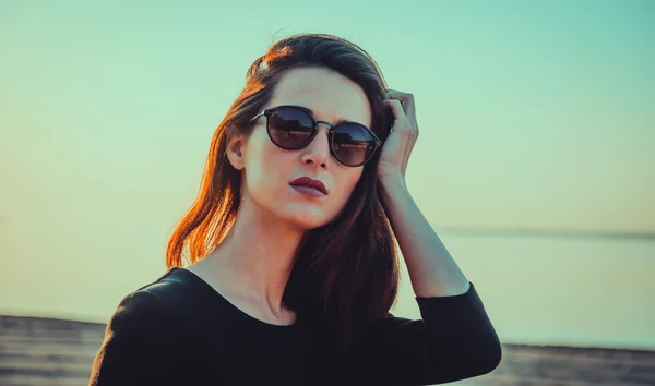 Mujer de moda en gafas de sol en la playa —  Fotos de Stock