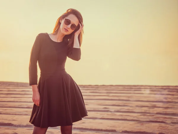 Meisje in zonnebril en zwarte jurk — Stockfoto