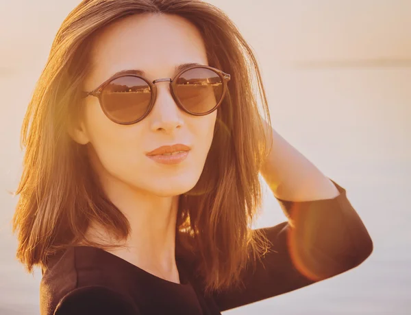 Vrouw in ronde zonnebril — Stockfoto